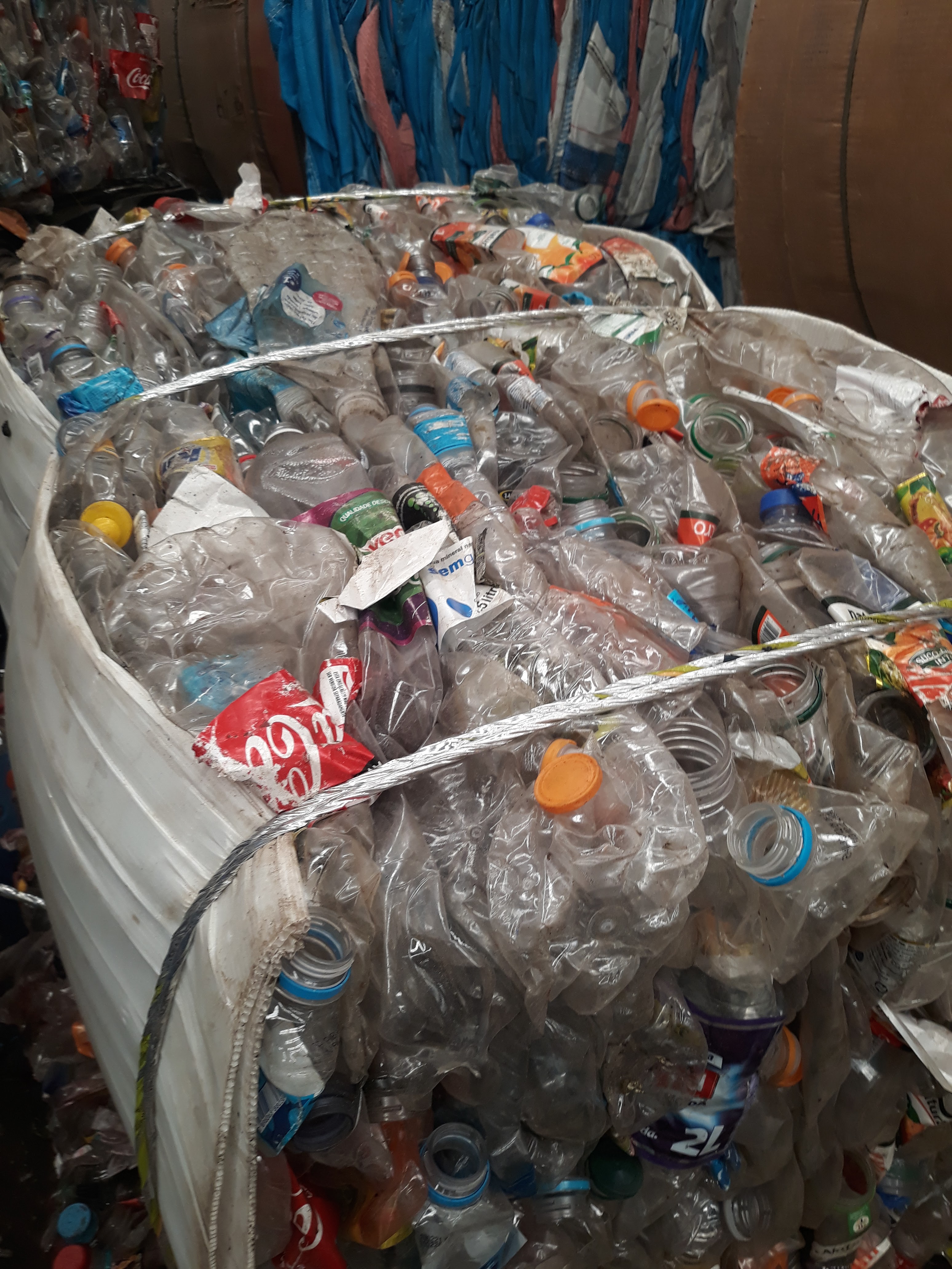 Fardo de reciclado amarrado com fitilho